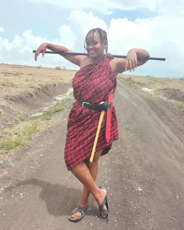 Nsyntei's tweet photo. If you have to dress like a Maa lady, the shukas should be 2 and a leso. We don’t carry Ringan(rungu) or Olalem (sword) or the stick( encharkaka). What this lady is wearing is men-wear. Nimikiinchop sii nkinyera, sandak sanasana. So mheshimu mila na tamaduni. Hi @STonkei 😂 https://t.co/YlrFlfsS5u