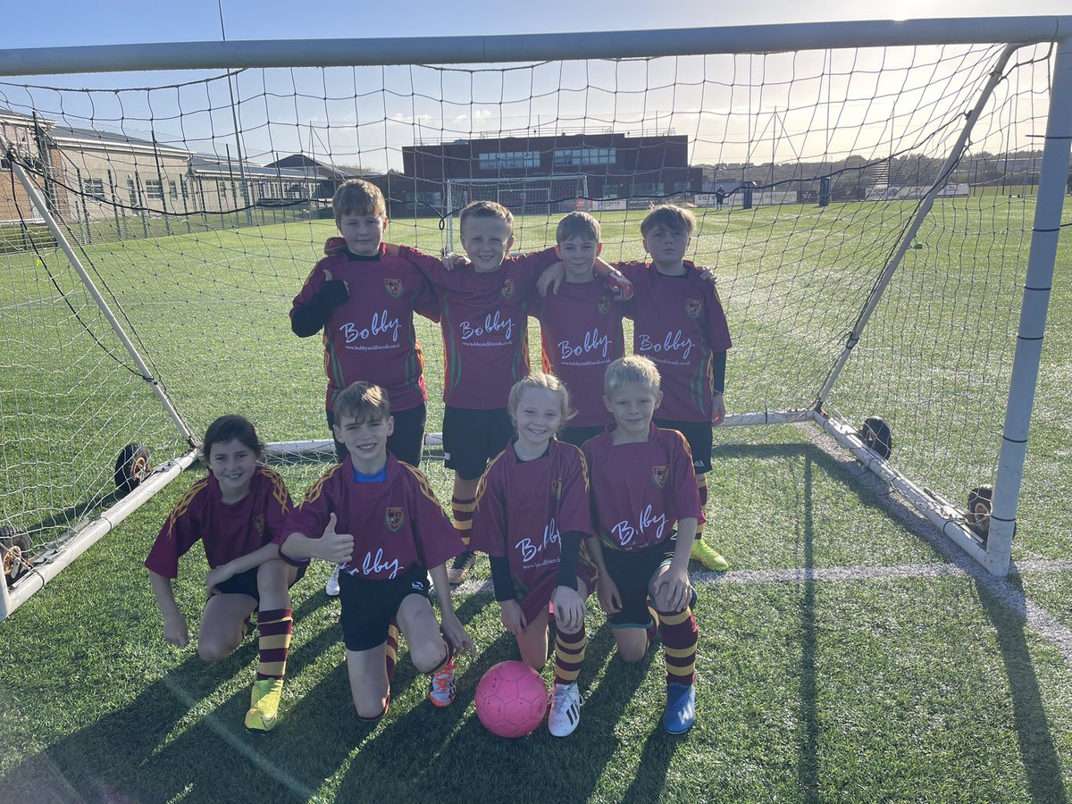 Cafodd tîm pêl-droed yr ysgol diwrnod arbennig ddoe yng nghystadleuaeth pêl-droed <a href="/actifsirgar/">Actif Sir Gâr</a> ac <a href="/SwansFdn/">Swansea City AFC Foundation</a> ar gae 3G Ysgol Maes Y Gwendraeth. 
#unigolioniachahyderus