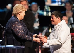 FinnDanielsen's tweet photo. 6/15 #BOUasm22 #SESH4
Fisherman Per Ole Frederiksen from Attu in #Greenland receives the #NordicCouncil Environment Prize for Attu community’s impressive work with #CommunityBasedMonitoring and #BiodiversityConservation. @Nordenen @Norden_Climate
https://t.co/qCFUBfXI8B https://t.co/uYYikHAGfz