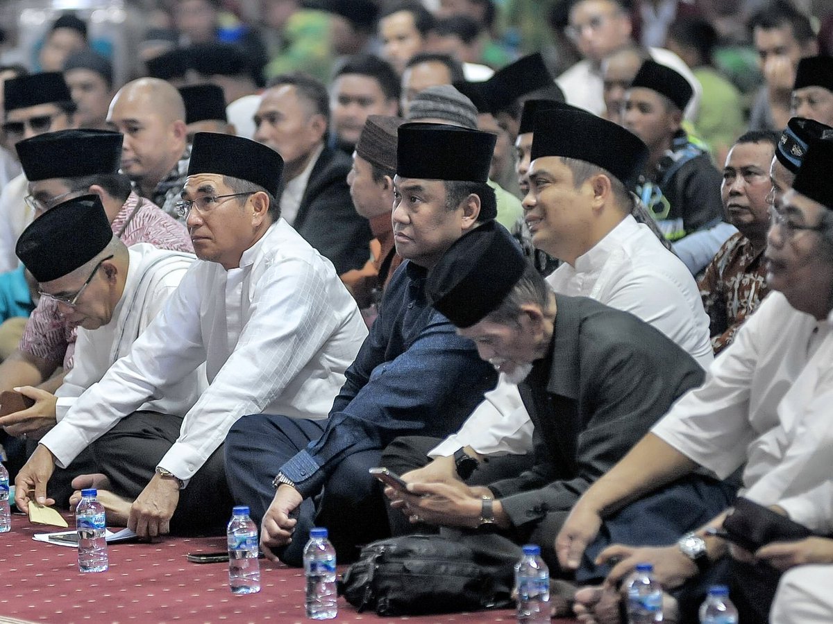 Ahad kemarin Syarikat Islam menggelar tablig akbar dalam rangka milad ke 117. Semoga di usianya kini Syarikat Islam dapat terus menjadi tempat bersilaturahmi, terus membantu masyarakat, memajukan kehidupan dan mengembangkan ajaran agama Islam.

#RG #RachmadGobel