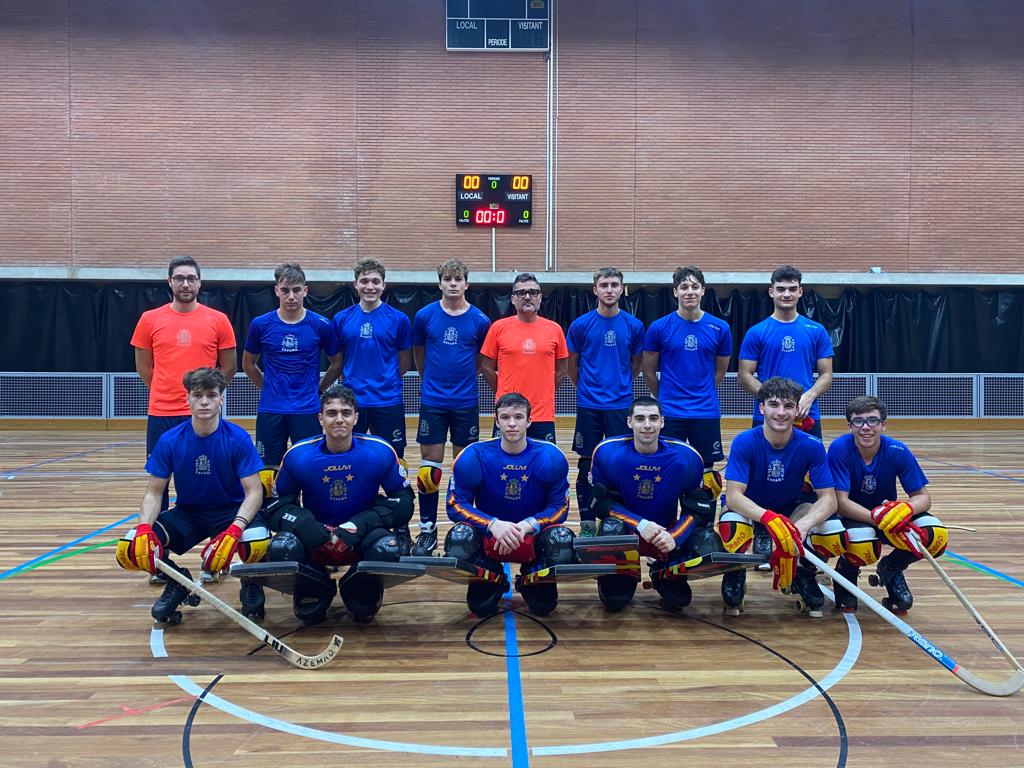 #HockeyPatines | La selección Sub-19 ya entrena en el <a href="/CARSantCugat/">CAR Sant Cugat</a> con la vista puesta en los <a href="/wsgargentina/">Wsgargentina</a> 2022 💪

👉 El equipo de <a href="/manccinisergi/">Sergi Macià Pueyo</a> será el primero en debutar en el Mundial de Argentina el próximo 30 de octubre.