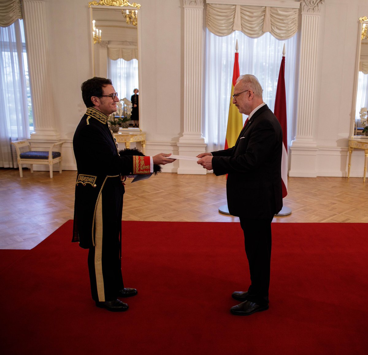 EmbajadaEspRiga's tweet photo. Hoy ha presentado en el castillo de Riga 🏰 el Embajador Alhama 🇪🇸 sus Cartas Credenciales ante el Presidente de la Republica de Letonia 🇱🇻

Šodien Rīgas pilī 🏰 vēstnieks Alama 🇪🇸 iesniedza savas akreditācijas vēstules Latvijas Republikas prezidentam 🇱🇻

@Rigas_pils @valstsgriba https://t.co/OFcmyHzecD