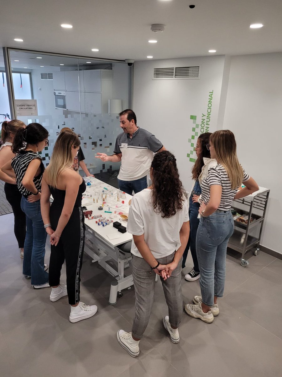 cidefib's tweet photo. En el módulo de Soporte Vital Avanzado en el adulto del #MCEPC, nuestrxs alumnxs se entrenan en talleres específicos para el desarrollo de #habilidades
💉 Taller de vía venosa, con Sergi Martínez,
👄 Taller de #viaaerea, con Juan Clar,
#enfermeras #cuidadoscriticos #soportevital https://t.co/i1zlcw9thv