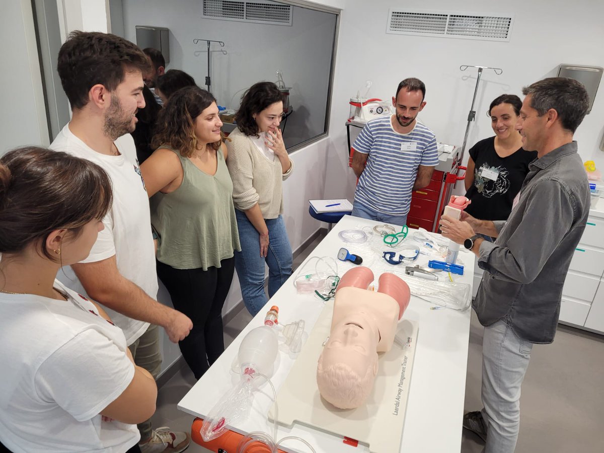 cidefib's tweet photo. En el módulo de Soporte Vital Avanzado en el adulto del #MCEPC, nuestrxs alumnxs se entrenan en talleres específicos para el desarrollo de #habilidades
💉 Taller de vía venosa, con Sergi Martínez,
👄 Taller de #viaaerea, con Juan Clar,
#enfermeras #cuidadoscriticos #soportevital https://t.co/i1zlcw9thv