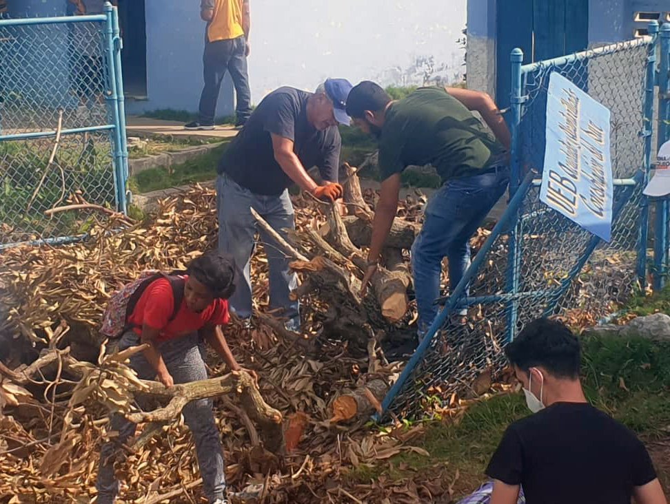 BrunoRguezP's tweet photo. A Consolación del Sur llegaron estudiantes de @ISRICuba, jóvenes y trabajadores de @CubaMINREX para contribuir a labores de recuperación y llevar donativos recolectados por nuestro colectivo para los afectados.

Jornada de trabajo arduo. #TodosJuntos allí donde está el deber. https://t.co/CKtf8wcJMD