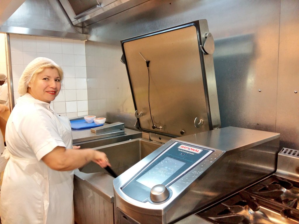 cde15_75015's tweet photo. Tôt ce matin, nos équipes s'affairent en cuisine pour concocter le poulet à l'orange, nouvelle recette proposée ce midi à la cantine. En photo, Samia, cheffe de cuisine des écoles Corbon/42 Alleray. #semainedugout #paris15 #cantine15 https://t.co/R502cVGU09