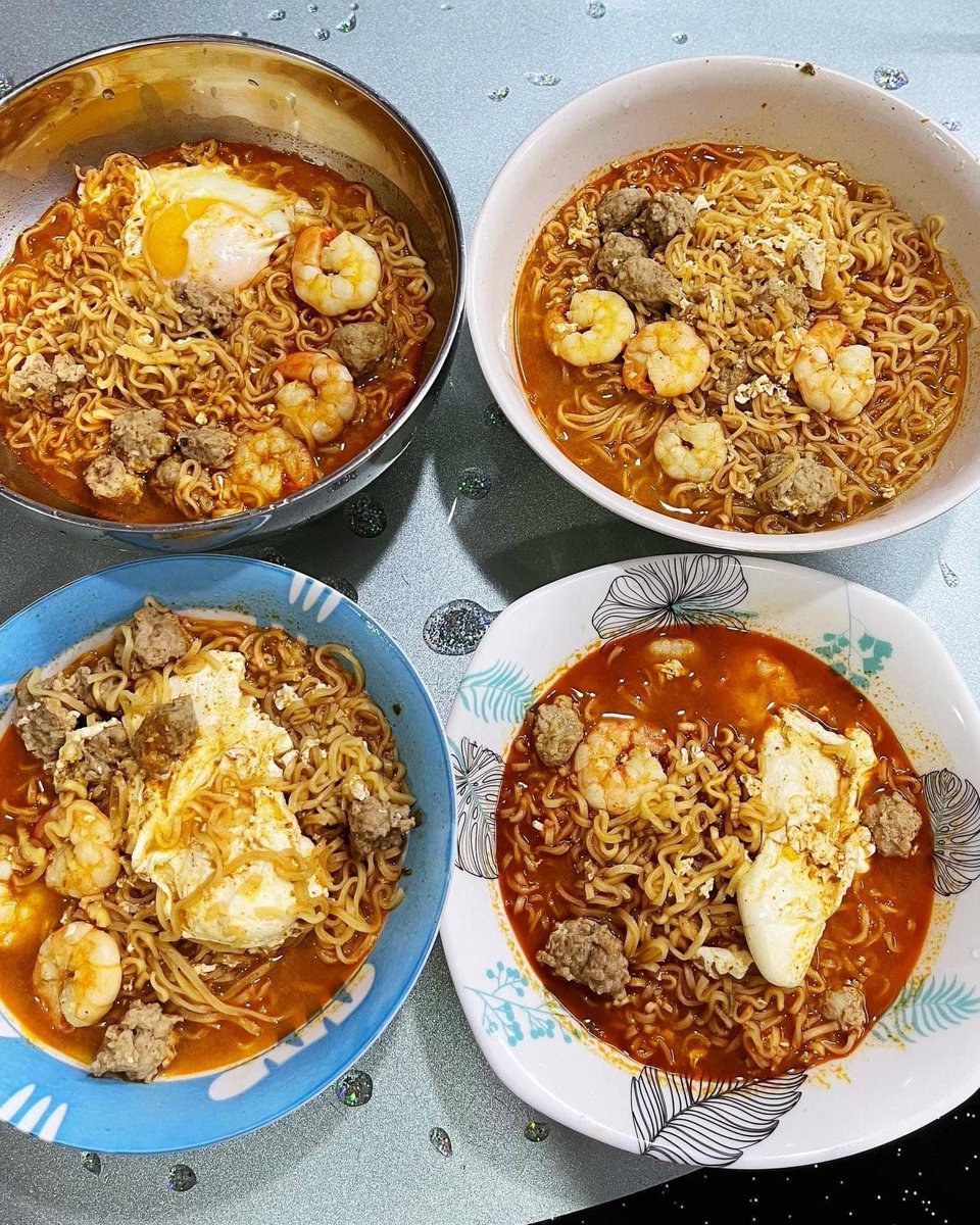 Lotus’s Instant Noodles Tomyum Kung 

Memang sedap dan berlemak rasa dia.. 
Pedas Masam Lemak Masin 👍🏻