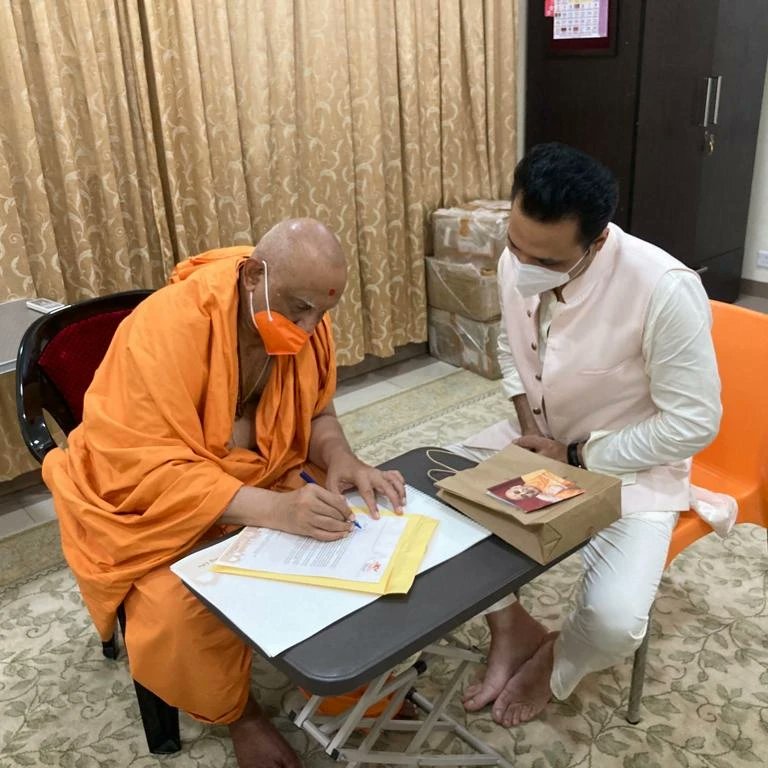 NriWorldsummit's tweet photo. Secretary general Manu Jagmohaan Singh visited Swami Narayan Akshardham Temple, New Delhi for morning katha and took blessings from Mahant Swami Ji and Atma Swaroop Swami Ji.
#akshardham #MJS #BAPS #neasdentemple #akshardham #Indiantemples #nriinstitute #manujagmohaansingh https://t.co/TPKZsCd9Ee