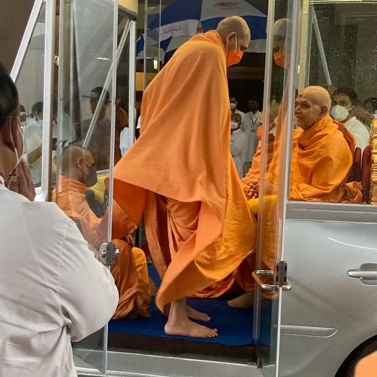 NriWorldsummit's tweet photo. Secretary general Manu Jagmohaan Singh visited Swami Narayan Akshardham Temple, New Delhi for morning katha and took blessings from Mahant Swami Ji and Atma Swaroop Swami Ji.
#akshardham #MJS #BAPS #neasdentemple #akshardham #Indiantemples #nriinstitute #manujagmohaansingh https://t.co/TPKZsCd9Ee