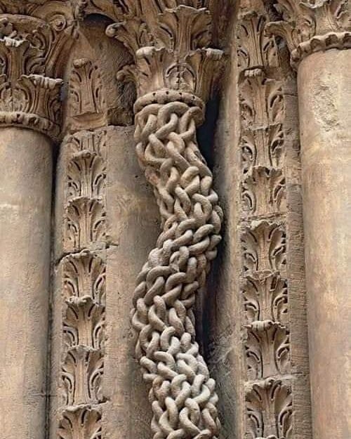 Cuando eres medieval pero te disfrazas de posmoderno