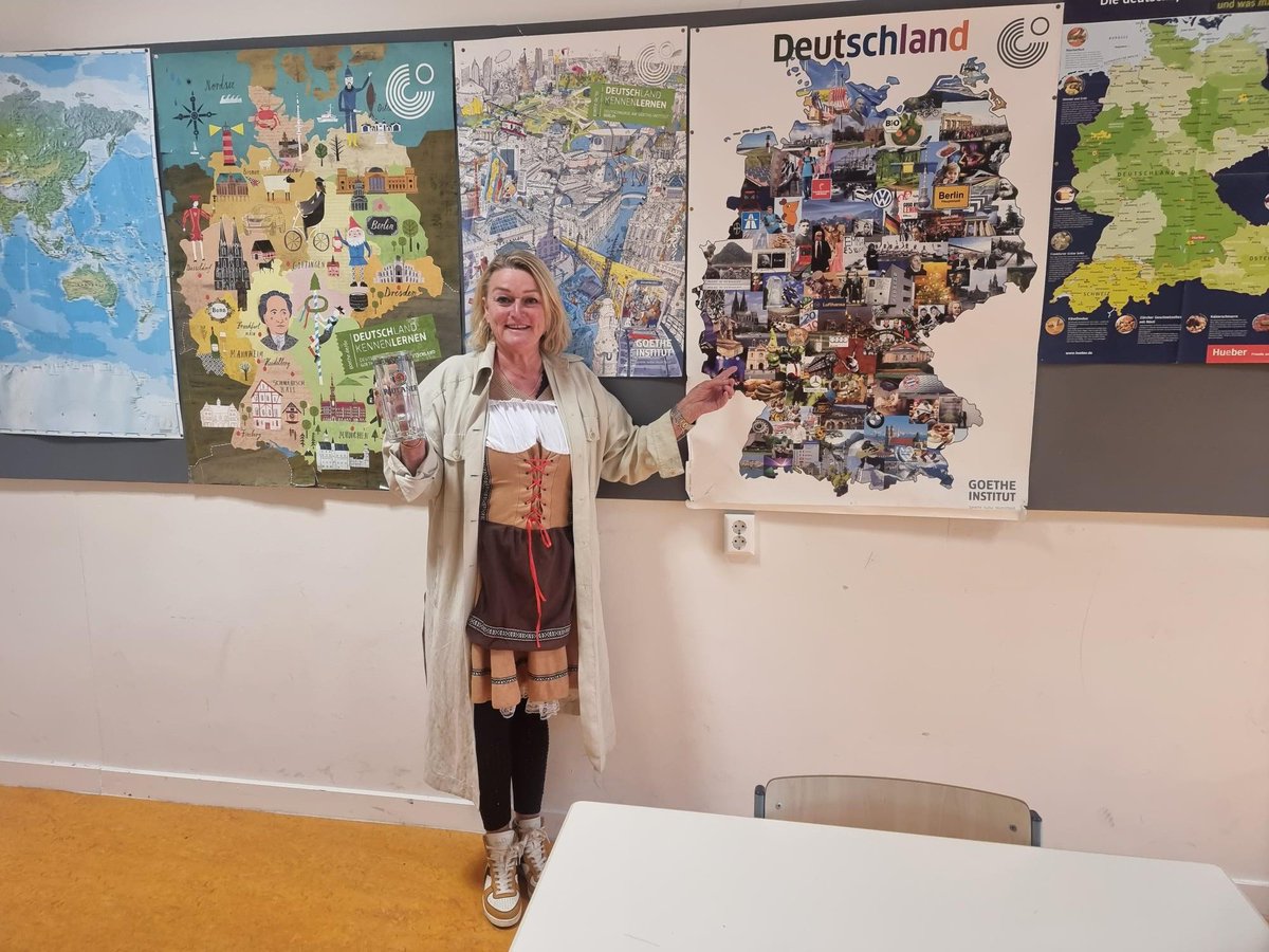 Dunamare's tweet image. Vandaag is het de Dag van de Duitse taal. Een feestelijke dag voor Annette van der Kraan, docent Duits op het Tender College. "Ik maak mijn lessen zo aantrekkelijk mogelijk. Tijdens het Oktoberfest neem ik lederhosen, Duitse tafelkleedjes en pretzels mee."
dunamare.nl/nieuws/het-is-…