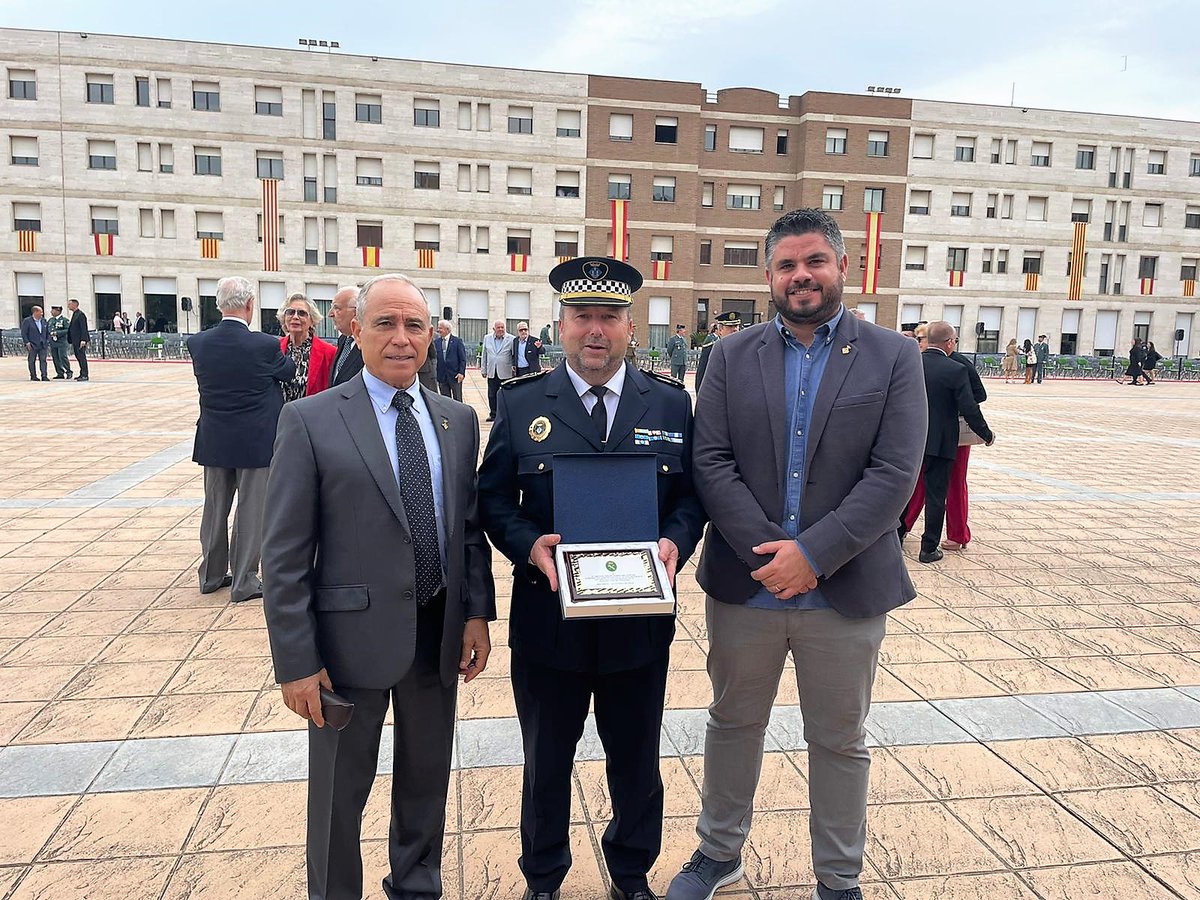 📢 El sotsinspector cap de la #PoliciaLocal #Torredembarra, Miguel Ángel Marchal, ha rebut aquest matí, a Sant Andreu de la Barca, un reconeixement de la Guàrdia Civil de Catalunya per la seva labor professional, en el marc de la celebració de la festivitat de la Verge del Pilar.