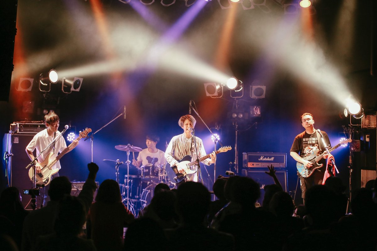 Bname_official's tweet photo. 2022.10.5 あべのROCKTOWN

Set list
1  賭ける想い
2  逆転ヒーロー
3  去りしアナタへ
4  Goodbye my Identity
5  ネイビーブルーの暁
6  証
7  光の照らす方へ
8  平行線

Photo by シバハラ アヤコ(@sbhr__a7 ) https://t.co/yNu0feLLL6