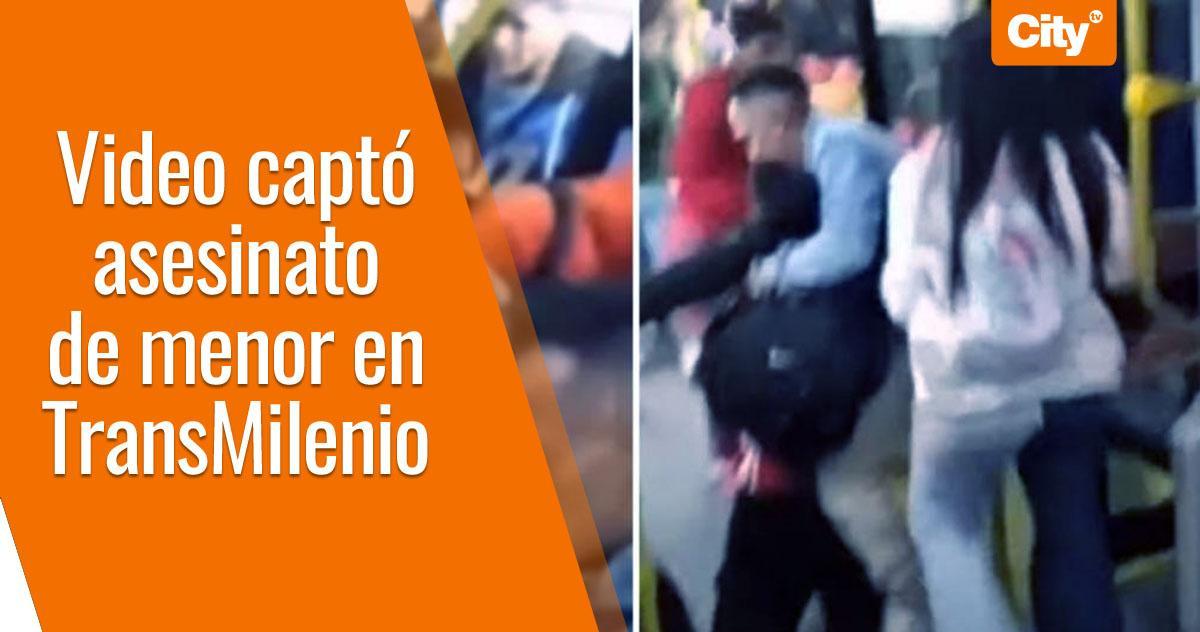 Citytv's tweet photo. 🚨Video: este es el momento cuando asesinan a Juan Esteban Alzate en TransMilenio.

📹Estos son los momentos de pánico que vivieron los pasajero que presenciaron el asesinato de Juan Esteban Alzate en un bus de TransMIlenio. ►  https://t.co/ttxjSRyPau https://t.co/WJsegUsDX4