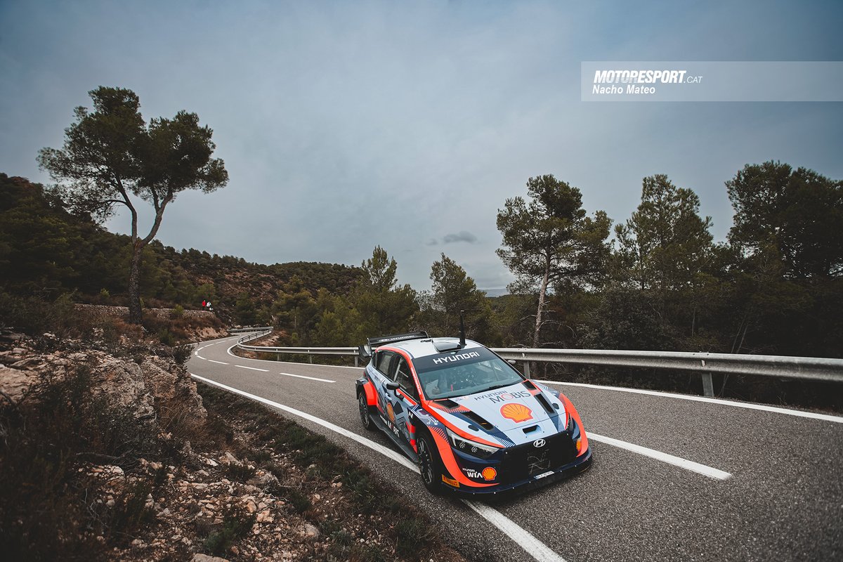 Motor_Esport's tweet photo. 📸 [GALERIA] Ahir van ser @thierryneuville i @MWydaeghe qui van apropar-se fins al Priorat per ficar a punt el @HMSGOfficial i20 Rally1 de cara al @RallyRACC.

El secretisme i la manca de caliu de l'equip amb els pocs aficionats presents contrasta amb el que vam viure amb Toyota. https://t.co/UfOMmOCXxd