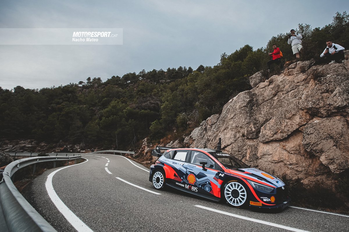 Motor_Esport's tweet photo. 📸 [GALERIA] Ahir van ser @thierryneuville i @MWydaeghe qui van apropar-se fins al Priorat per ficar a punt el @HMSGOfficial i20 Rally1 de cara al @RallyRACC.

El secretisme i la manca de caliu de l'equip amb els pocs aficionats presents contrasta amb el que vam viure amb Toyota. https://t.co/UfOMmOCXxd