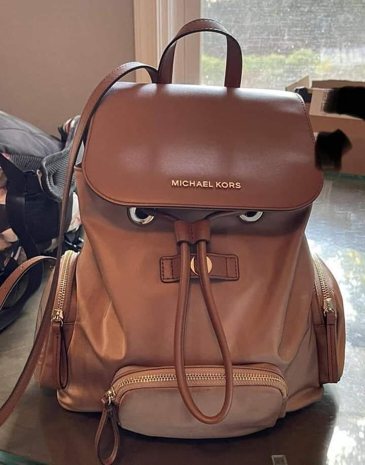 CumbiDelAmor's tweet photo. No podes estar enojada sos una mochila. https://t.co/9BtlNhGhVZ