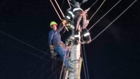 Más del 40 por ciento de la población pinareña afectada por el #HuracánIan ya cuenta con servicio eléctrico, se trabaja sin descanso y llegan más brigadas de otras regiones de #Cuba. Como diría <a href="/DiazCanelB/">Miguel Díaz-Canel Bermúdez</a>, esta debe ser una mejor semana para la recuperación en #PinardelRío.