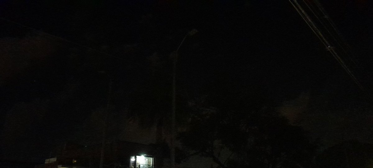 1000T0N's tweet photo. @EMCALIoficial Buenos días para reportar que nos encontramos sin alumbrado público en la calle 42 entre carreras 46 b y 48 del barrio mariano ramos. Ya va más de una semana en los cuales nos hemos visto afectados por el aumento de inseguridad y poca visibilidad en el lugar. https://t.co/te7cLcP6OI