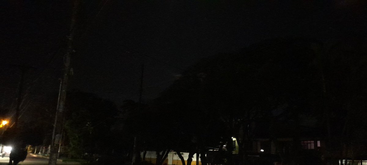 1000T0N's tweet photo. @EMCALIoficial Buenos días para reportar que nos encontramos sin alumbrado público en la calle 42 entre carreras 46 b y 48 del barrio mariano ramos. Ya va más de una semana en los cuales nos hemos visto afectados por el aumento de inseguridad y poca visibilidad en el lugar. https://t.co/te7cLcP6OI