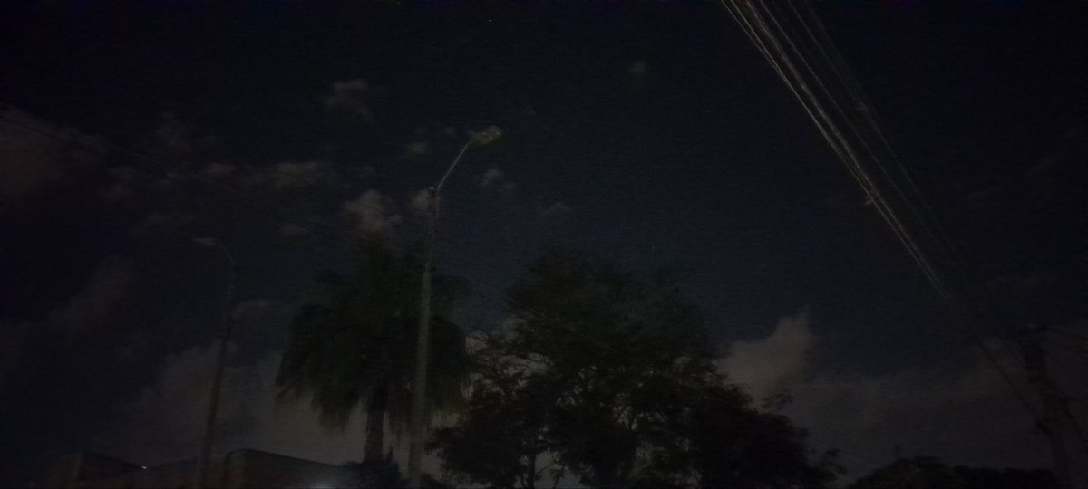 1000T0N's tweet photo. @EMCALIoficial Buenos días para reportar que nos encontramos sin alumbrado público en la calle 42 entre carreras 46 b y 48 del barrio mariano ramos. Ya va más de una semana en los cuales nos hemos visto afectados por el aumento de inseguridad y poca visibilidad en el lugar. https://t.co/te7cLcP6OI