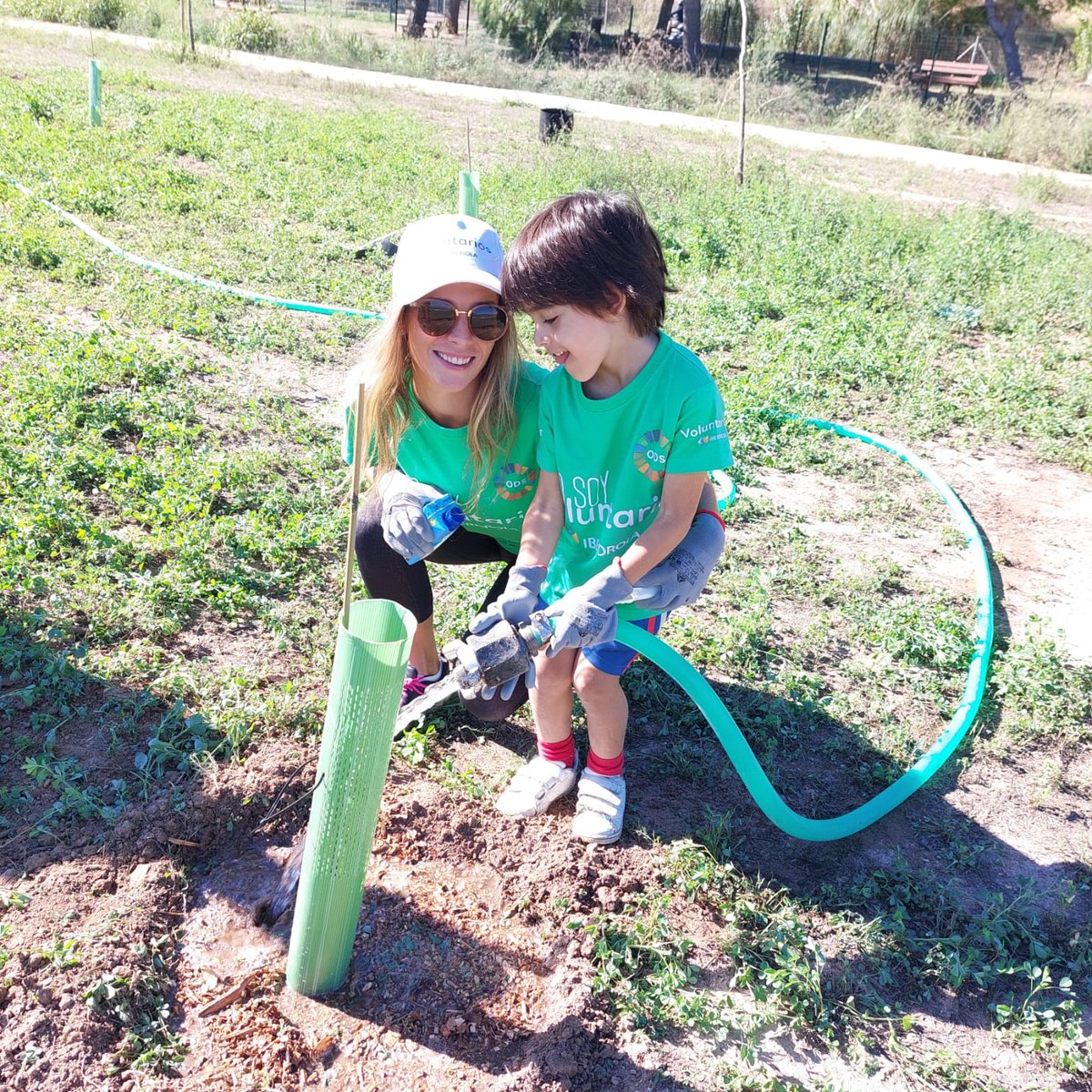 FDIfundacion's tweet photo. Finaliza la semana internacional del #voluntariado de @Iberdrola y solo podemos dar las gracias por el compromiso de los voluntarios.
Son una comunidad global que trabaja de manera admirable. Ha sido un placer acompañarlos 💚🍀 #ComprometidODS #ODS https://t.co/Cg6JW6WtlY
