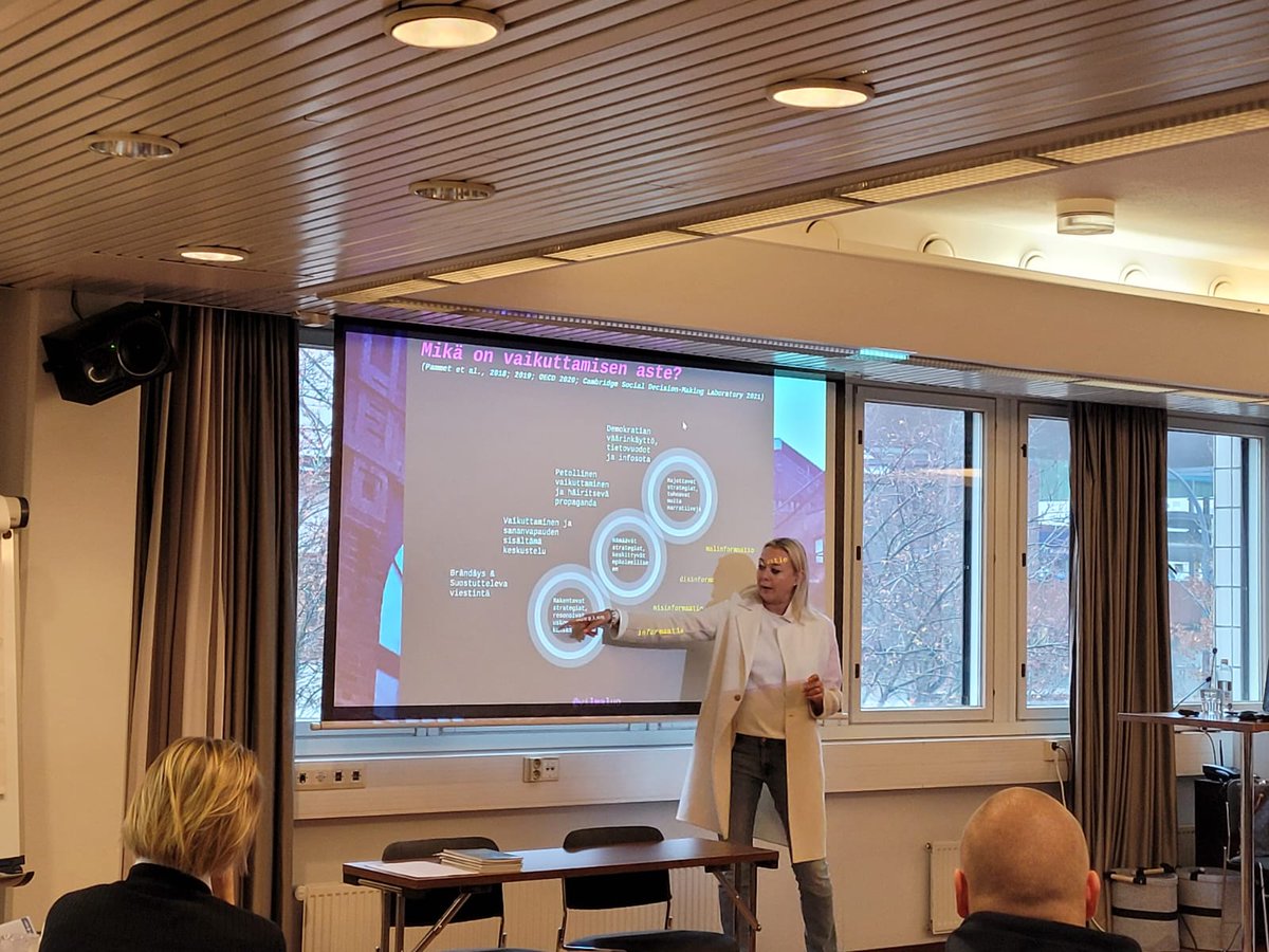 jyuEMBA's tweet photo. Hämäävät, rakentavat ja hajottavat strategiat tänään käsittelyssä #jyuEMBA Verkostojen johtaminen -ohjelmassa @vilmaluo #menestyjohtajana #johtaminen #verkostot https://t.co/OS82Cujd7B