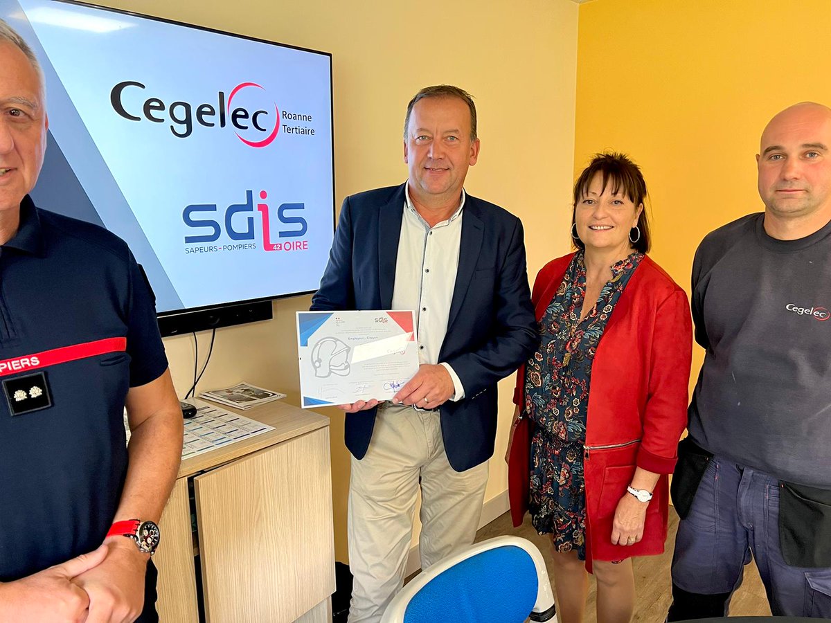 sdis42's tweet image. Ce matin, la présidente du @sdis42 et le @DDSIS42 étaient présents à l&apos;entreprise @RoanneCegelec pour signer une convention de disponibilité pour un employé sapeur-pompier volontaire #SPV. 
L’occasion également de remettre à #CEGELEC le diplôme « employeur citoyen ». 
Merci !🙏