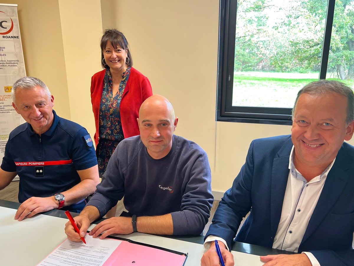 sdis42's tweet image. Ce matin, la présidente du @sdis42 et le @DDSIS42 étaient présents à l&apos;entreprise @RoanneCegelec pour signer une convention de disponibilité pour un employé sapeur-pompier volontaire #SPV. 
L’occasion également de remettre à #CEGELEC le diplôme « employeur citoyen ». 
Merci !🙏