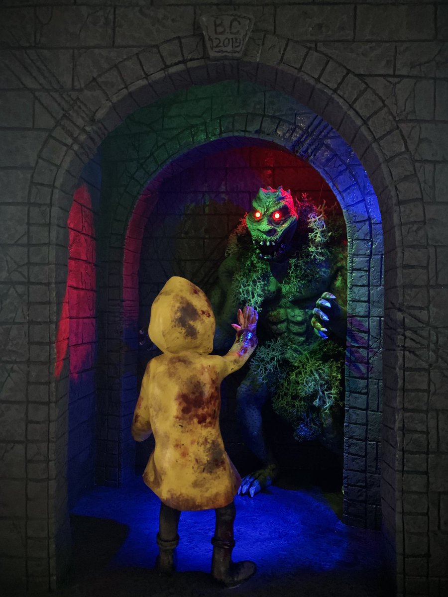 muffinendonut's tweet photo. Voor Halloween: een diorama gemaakt van #below van #HFN Halloween Fright Nights in @WalibiHolland, in 2019 zelf in dit huis gestaan als creature, mooi aandenken zo🎃🧟‍♂️ https://t.co/cssHeUsJCs