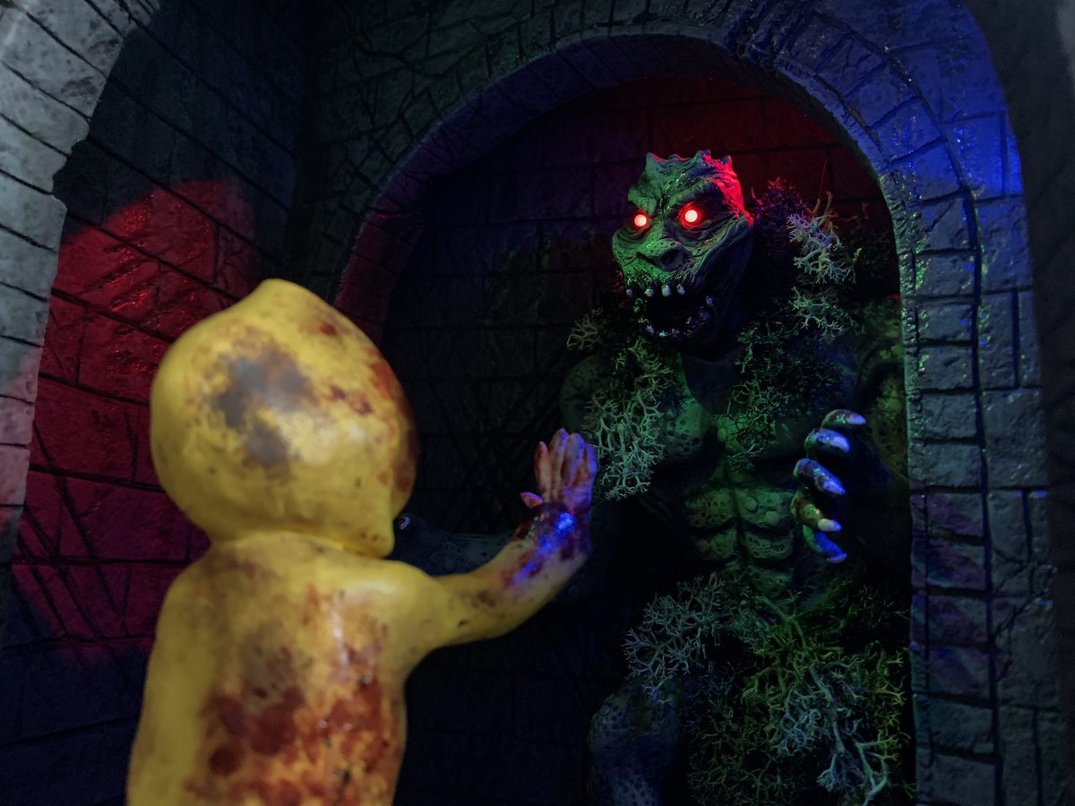 muffinendonut's tweet photo. Voor Halloween: een diorama gemaakt van #below van #HFN Halloween Fright Nights in @WalibiHolland, in 2019 zelf in dit huis gestaan als creature, mooi aandenken zo🎃🧟‍♂️ https://t.co/cssHeUsJCs