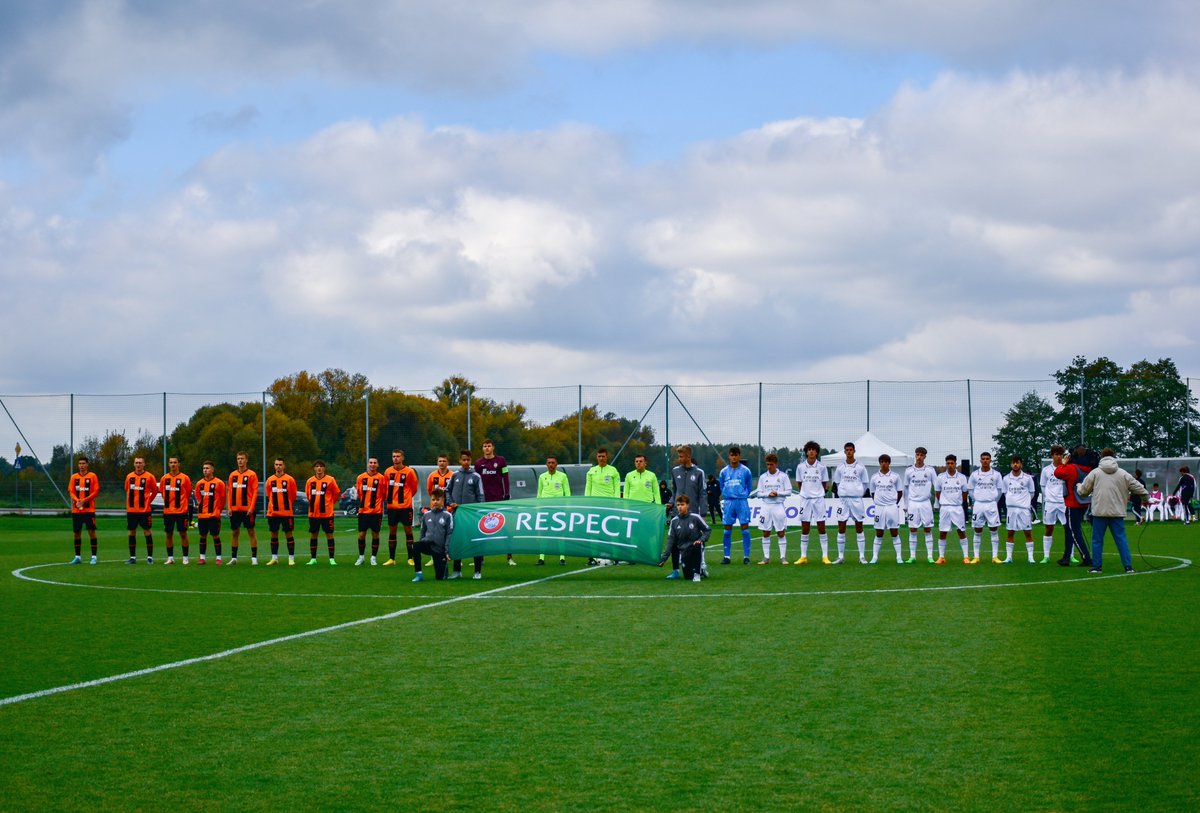 Akademia_Legii's tweet photo. ⚽️🏆 Dziś w #LegiaTrainingCenter gościliśmy młodzieżowe drużyny @FCShakhtar i @realmadrid, które zmierzyły się w ramach rozgrywek @UEFAYouthLeague.
Przy obsłudze i organizacji meczu pomagali młodzi zawodnicy oraz pracownicy #AkademiaLegii.
📸 @kuba_wydra https://t.co/OkYSsZ5JrR