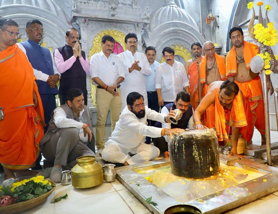 mieknathshinde's tweet photo. पंतप्रधान @narendramodi जी यांच्या प्रमुख उपस्थितीत पार पडणाऱ्या उज्जैन महाकाल लोक या कार्यक्रमाच्या निमित्त त्यांनी केलेल्या आवाहनानुसार मुंबईतील बाबूलनाथ मंदिरात उपस्थित राहून भगवान भोलेनाथाचा विधिवत अभिषेक करून पूजा केली.यावेळी उपमुख्यमंत्री @Dev_Fadnavis जी देखील उपस्थित होते https://t.co/nzy0hiqr8n