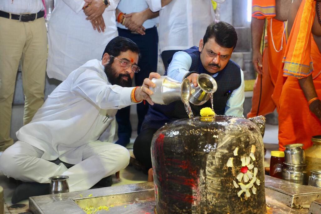 mieknathshinde's tweet photo. पंतप्रधान @narendramodi जी यांच्या प्रमुख उपस्थितीत पार पडणाऱ्या उज्जैन महाकाल लोक या कार्यक्रमाच्या निमित्त त्यांनी केलेल्या आवाहनानुसार मुंबईतील बाबूलनाथ मंदिरात उपस्थित राहून भगवान भोलेनाथाचा विधिवत अभिषेक करून पूजा केली.यावेळी उपमुख्यमंत्री @Dev_Fadnavis जी देखील उपस्थित होते https://t.co/nzy0hiqr8n