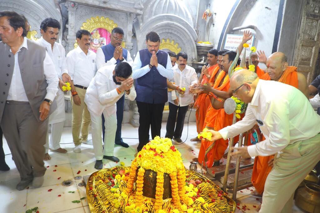 mieknathshinde's tweet photo. पंतप्रधान @narendramodi जी यांच्या प्रमुख उपस्थितीत पार पडणाऱ्या उज्जैन महाकाल लोक या कार्यक्रमाच्या निमित्त त्यांनी केलेल्या आवाहनानुसार मुंबईतील बाबूलनाथ मंदिरात उपस्थित राहून भगवान भोलेनाथाचा विधिवत अभिषेक करून पूजा केली.यावेळी उपमुख्यमंत्री @Dev_Fadnavis जी देखील उपस्थित होते https://t.co/nzy0hiqr8n