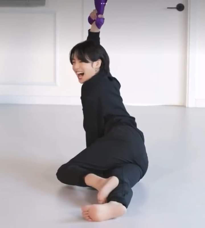 bitchsalu's tweet photo. un sakit ng Tyan ko kakatawa while watching BTS RUN THE FLYING YOGA.. then na noticed ko lintek ang puti at linis ng talampakan ni JEYKEY malinis pa sa budhi q 🤣🤣🤣
#BTSlangtalaganagpapasayasaakin💜💜💜 https://t.co/DTpRAFJiVX