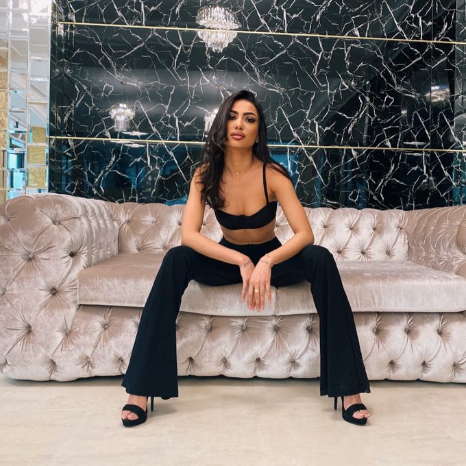Long legs and black silk 🖤  #brunettemodel #photooftheday #TuesdayMotivaton https://t.co/JaDul7pFCj<a href="/tag/brunettemodel"class="tags">#brunettemodel</a><a href="/tag/photooftheday"class="tags">#photooftheday</a><a href="/tag/tuesdaymotivaton"class="tags"><span>#tuesdaymotivaton</span></a>