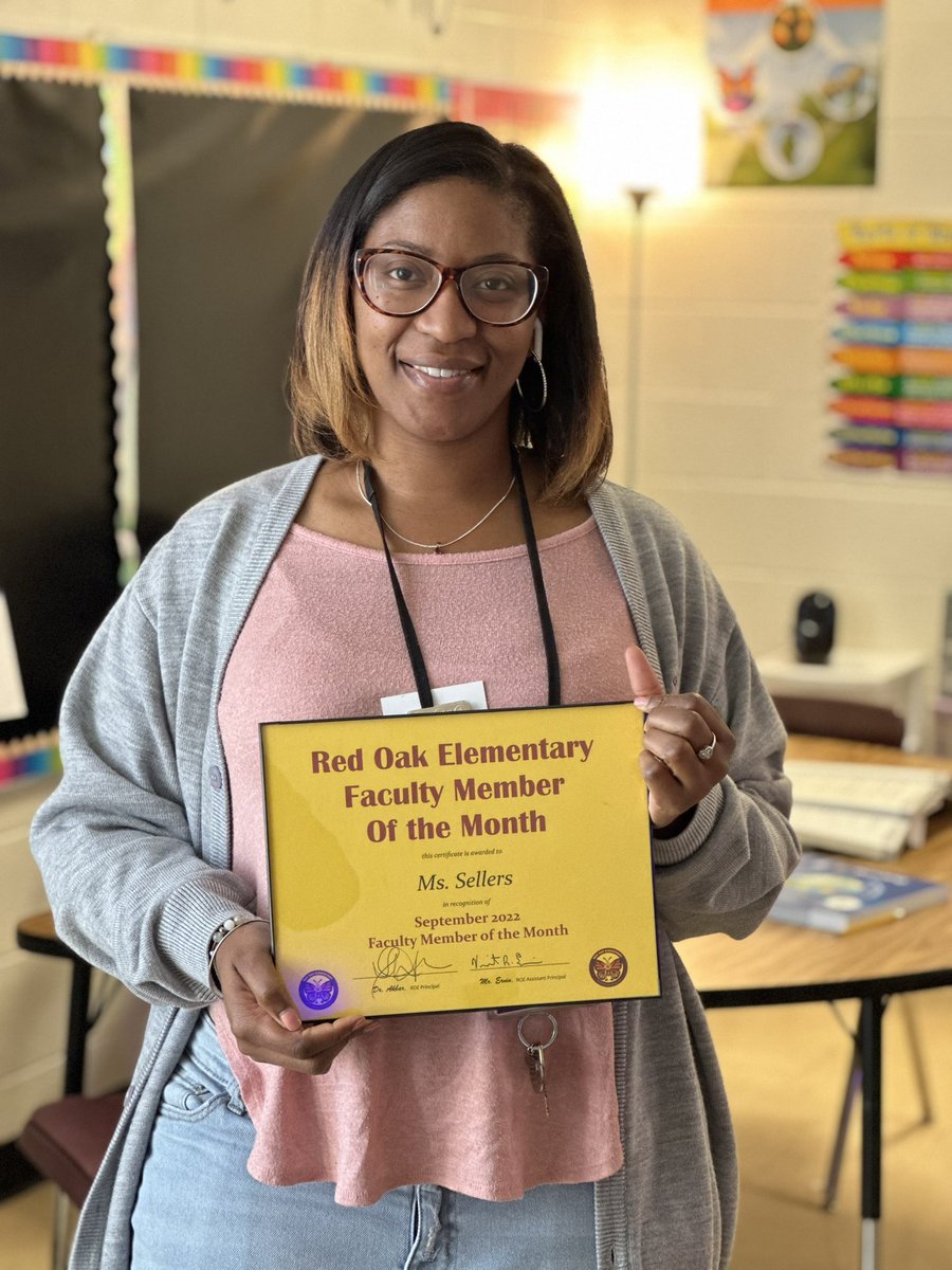 Congratulations to our September faculty member of the month AND a brand new teacher, Mrs. Sellers!! Keep up the great work. #redoakready @ROEPrin_Akbar @AntonioMattox2