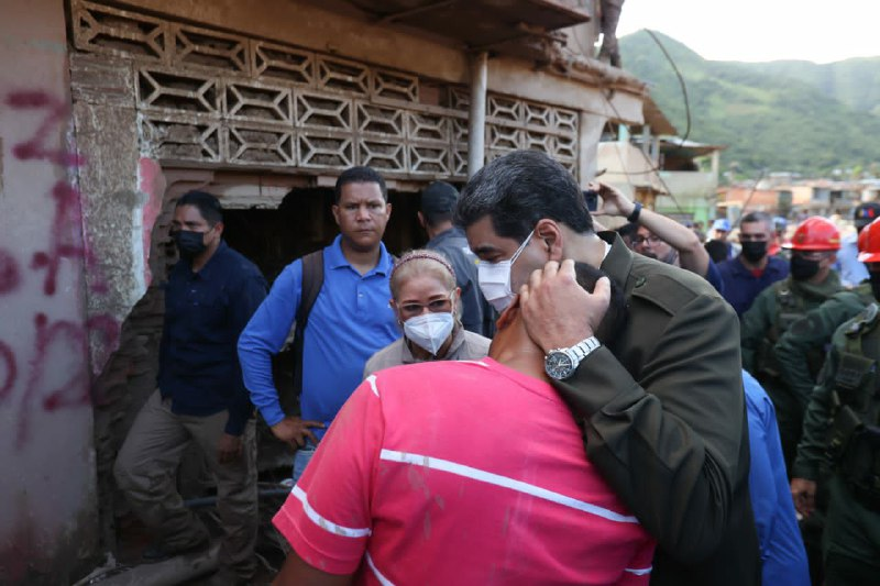Un abrazo lleno de dolor por la devastación ocurrida en Las Tejerías, estado #Aragua. <a href="/NicolasMaduro/">Nicolás Maduro</a> chequeando en el terreno las labores de rescate siguiendo con el legado de Chávez.

#CubaPorLaVida #LasTejeríasRenacerá #FuerzaCuba #Cuba #CubaEsAmor #TodosJuntos