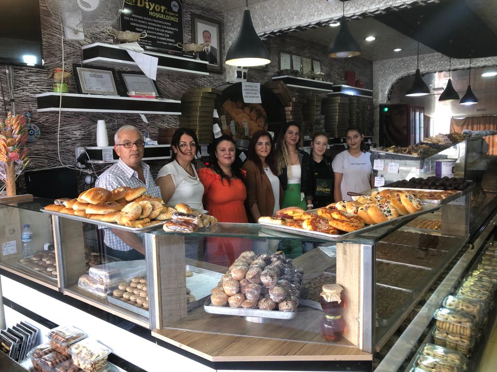 akkadin_hatay's tweet photo. 📍 Samandağ

İl Kadın Kollari Başkanımız Zehra EREN,İlçe Kadın Kolları Başkanımız Özlem MERİÇ ve Yönetimimiz; Dior Pastanesi sahibi Umut VURAL ve çalışanlarına Cumhurbaşkanımız @RTErdogan'ın selamını ilettiler.

Çalmadık kapı, girmedik gönül kalmayınca dek;
#DurmakYokYolaDevam https://t.co/ioMdgz3hEn