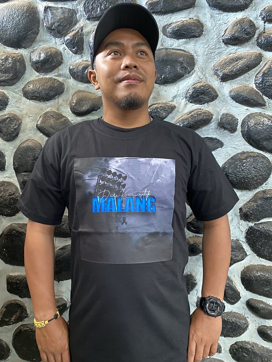 Kukuhmilitan_'s tweet photo. Dari kami untuk Malang, aya keneh sih ieu. Hasil penjualan, seluruhnya akan didonasikan untuk saudara2 kita korban tragedi Kanjuruhan. Sampai saat ini sudah terkumpul 5.100.000 rupiah.
Cc @officialvpc @yanaumar33 @unitedcolors33 @v_frontline_pc https://t.co/pK0foyuW8L