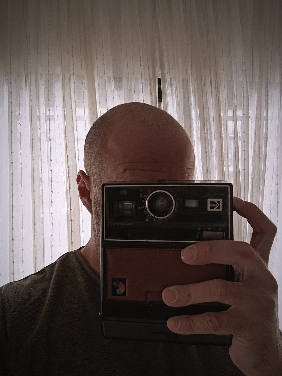 DiegoManiso's tweet photo. Recuperando cámaras de hace más de 30 años. El tiempo pasa y no nos enteramos. Recuperar el pasado, en ocasiones, es estar inmerso en el ahora.

#selfportrait #kodak https://t.co/D1cC7UDKZd