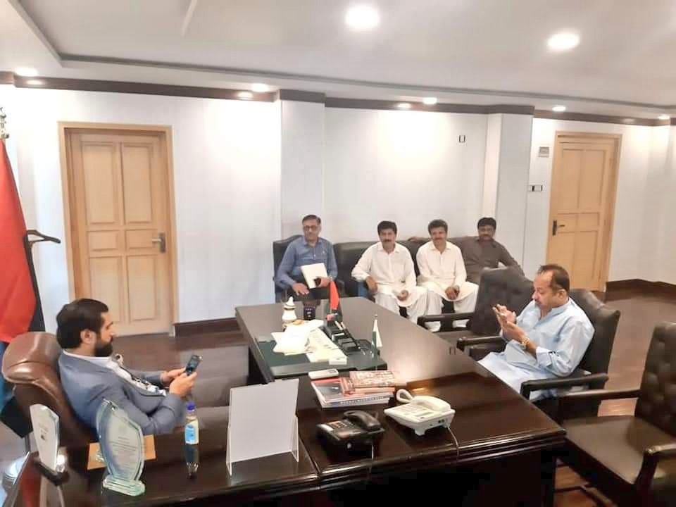 MohsinMahar111's tweet photo. کراچی۔
رکنِ قومی اسمبلی چیف سردار محمد بخش خان مھر سے جے یو آئی ضلع گھوٹکی کے صدر مولانا محمد اسحاق لغاری اور دیگر وفد  کی ملاقات ۔
 چیف سردار محمد بخش خان مھر سے ملاقات میں گھوٹکی کی سیاسی صورتحال سمیت دیگر اہم امور پر تبادلہ خیال کیا گیا ۔ https://t.co/HIbCPHIFj0