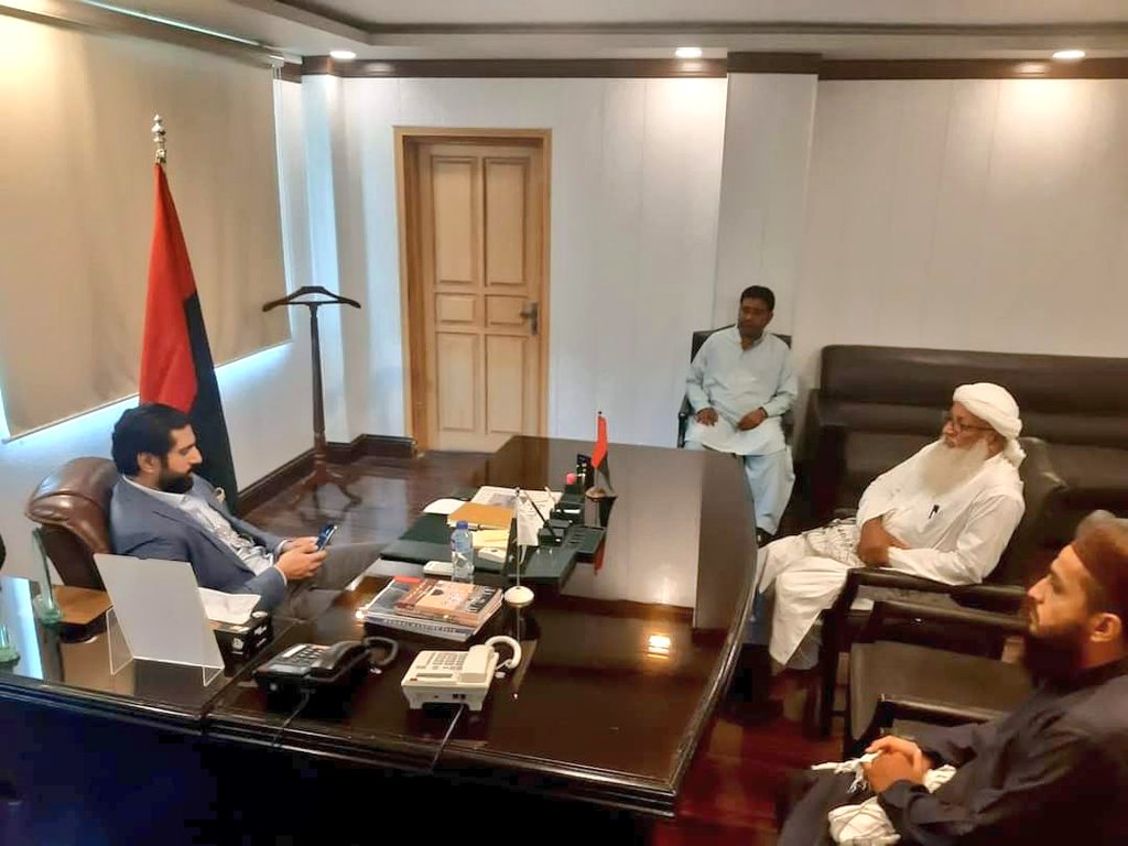 MohsinMahar111's tweet photo. کراچی۔
رکنِ قومی اسمبلی چیف سردار محمد بخش خان مھر سے جے یو آئی ضلع گھوٹکی کے صدر مولانا محمد اسحاق لغاری اور دیگر وفد  کی ملاقات ۔
 چیف سردار محمد بخش خان مھر سے ملاقات میں گھوٹکی کی سیاسی صورتحال سمیت دیگر اہم امور پر تبادلہ خیال کیا گیا ۔ https://t.co/HIbCPHIFj0