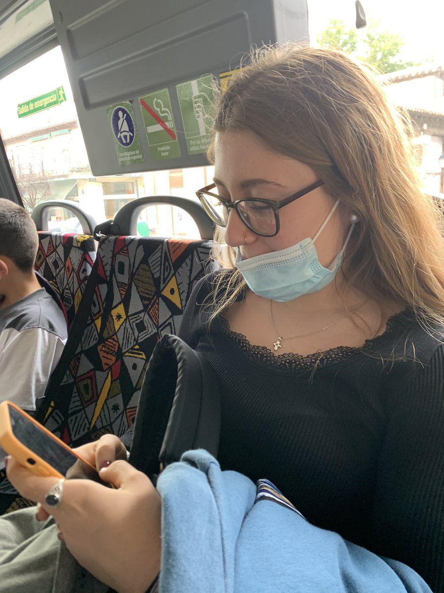 aitanaagomezzz's tweet photo. ⚠️ATENCIÓN línea L2⚠️ una señorita muy maleducada imcumpliendo las normas de sanidad del COVID-19, esto es una vergüenza https://t.co/kWZQmADDez