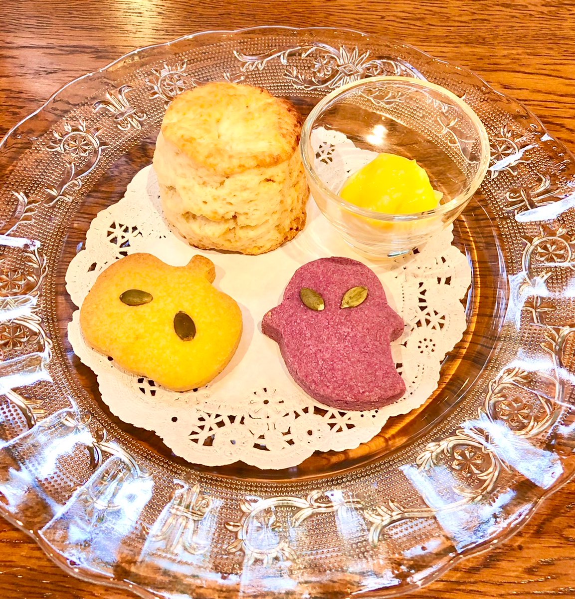 LoiseauBleu9999's tweet photo. ハロウィンアフタヌーンティーセット🎃
セイボリーはケークサレ。
スコーンにはベルガモットカードを添えて。
ショートブレッドはかぼちゃと紫芋味。
ケーキはかぼちゃのシ��ォンケーキくるみ入り。
シフォンケーキはケーキセットとしても提供致しました。 https://t.co/DQerTd1gQb