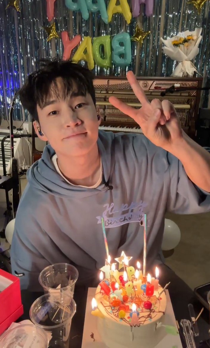TunisianStrings's tweet photo. Happiest birthday mochi @henrylau89 🥳🎉🎉we love you so much 💙💙we wish u a lot of happiness &amp; good health
#HappyHenryDay #헨리생일축하해 https://t.co/pU0v0wx2aC