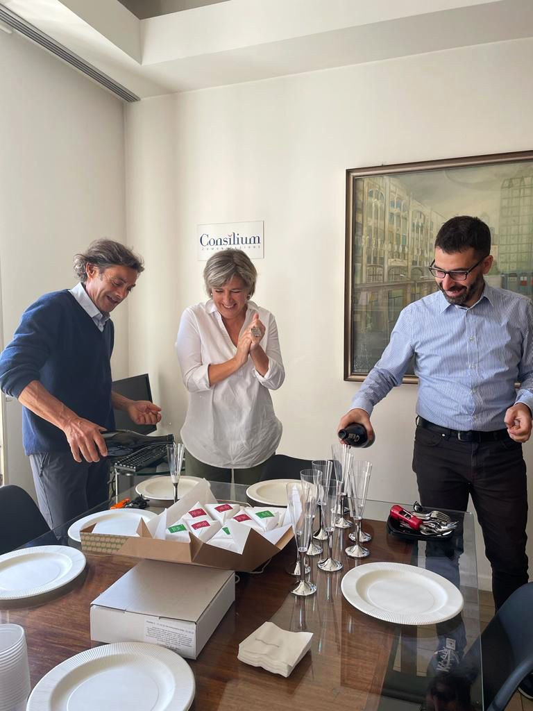 Happy birthday to Consilium, 20 years! 🥂

#consilium
#anniversario
#20anni
#team
#comunicazione
#consulenza