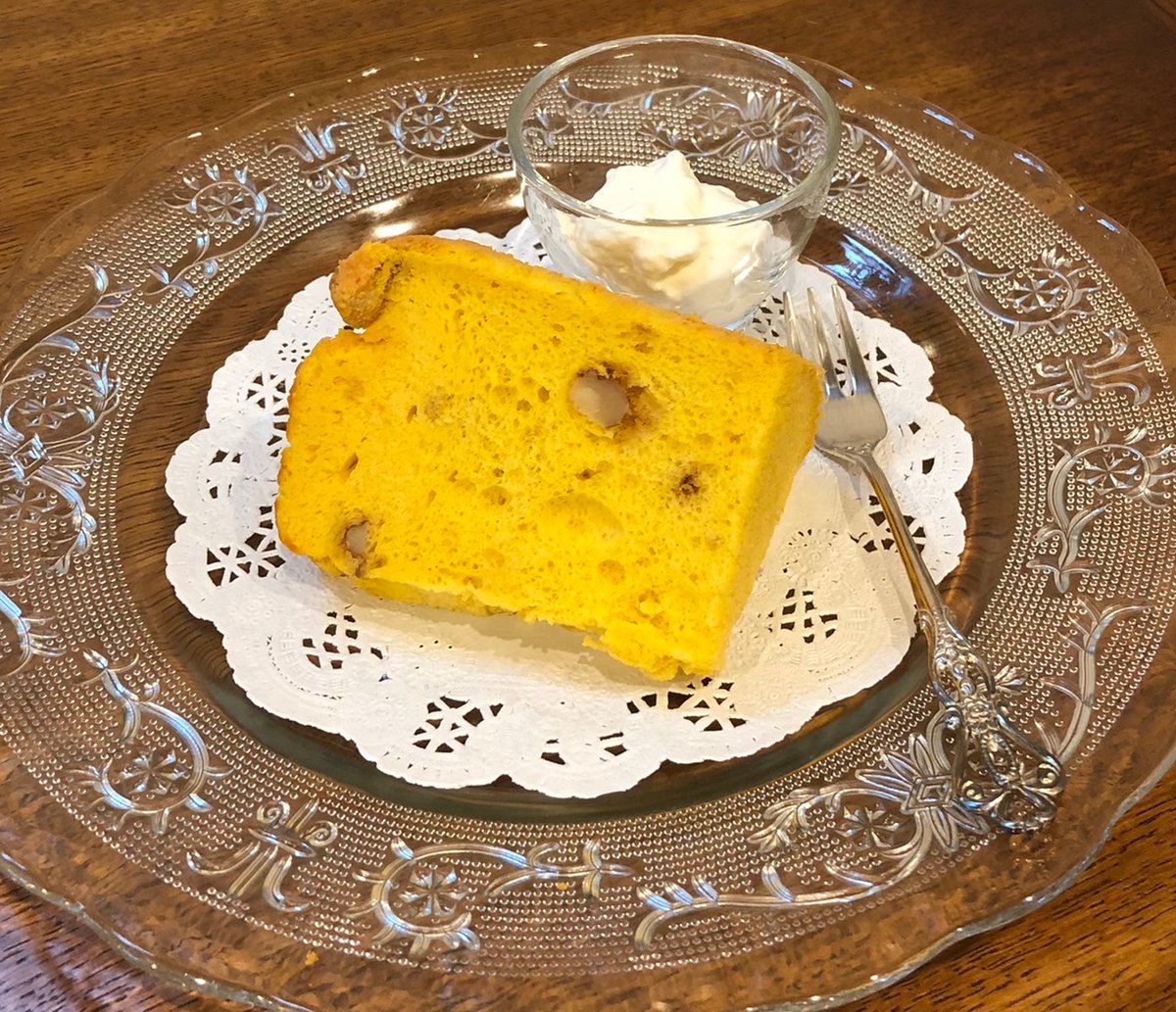 LoiseauBleu9999's tweet photo. ハロウィンアフタヌーンティーセット🎃
セイボリーはケークサレ。
スコーンにはベルガモットカードを添えて。
ショートブレッドはかぼちゃと紫芋味。
ケーキはかぼちゃのシ��ォンケーキくるみ入り。
シフォンケーキはケーキセットとしても提供致しました。 https://t.co/DQerTd1gQb