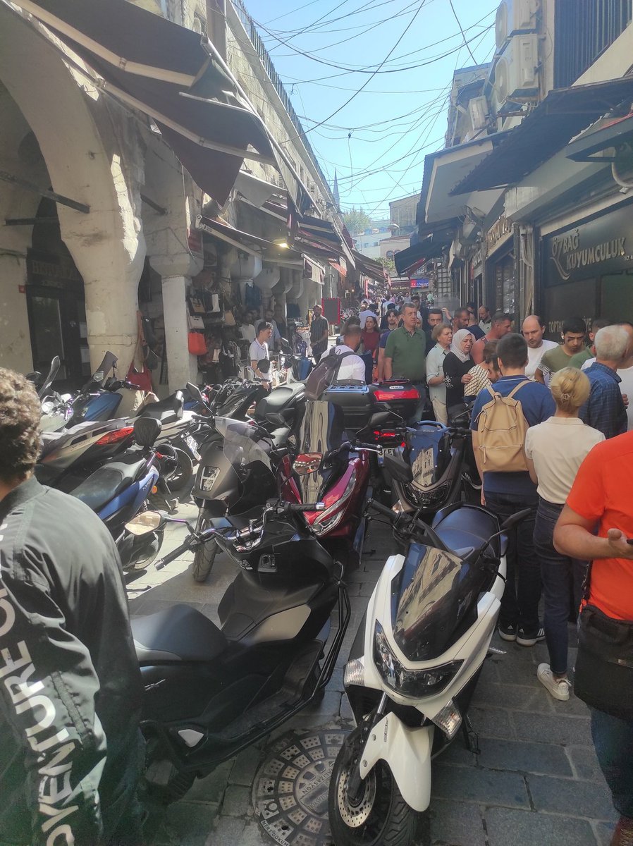 Kapalıçarşı Kılıççılar kapısı girişi.

Yorum yazmak istemiyorum. Turizm falan filan...

#kaybolantarihinpeşinde